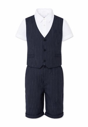 Granatowy zestaw kamizelki w cienkie prążki i krótkich spodenek z białą koszulą z krótkim rękawem i kołnierzykiem, zaprojektowany do formalnej odzieży dziecięcej.