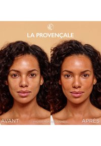 Comparaison avant-après montrant une personne aux cheveux bouclés. Le côté gauche présente un look naturel, tandis que le droit affiche une apparence améliorée, avec une peau plus lisse.