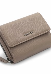 Portafoglio in pelle beige con superficie texture, logo argentato, design piegato e compartimento con zip. Dimensioni compatte con tracolla.