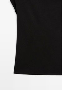 Schwarzes Baumwoll-T-Shirt mit kurzen Ärmeln, rundem Halsausschnitt und glattem Material. Der Saum ist gerade und weist keine zusätzlichen Muster oder Akzente auf.
