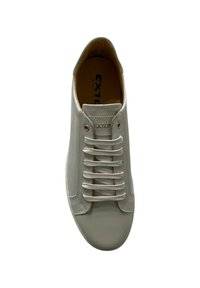 Sneaker in pelle grigia chiara con punta tondeggiante, design a sei lacci e dettagli di cucitura sottili. All'interno presenta una foderatura beige e un marchio.