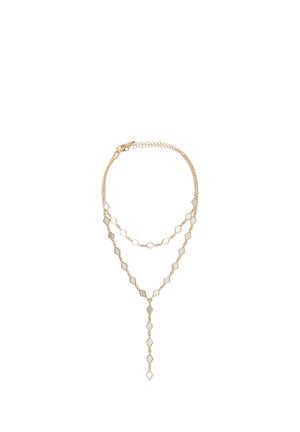 Colier de aur cu lanțuri stratificate cu zale emailate albe în formă de diamant și un pandantiv suspendat.