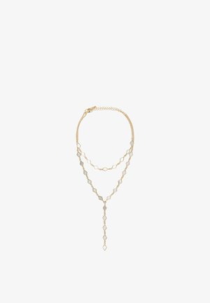 Złoty naszyjnik z warstwowanymi łańcuszkami, zawierający białe emaliowane ogniwa w kształcie diamentu oraz zwisający wisiorek.