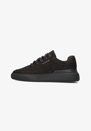 Zwarte suède sneakers met een ronde neus, grijze rubberen zool en veterogen. Heeft het "CYCLEUR" logo in goud aan de zijkant.