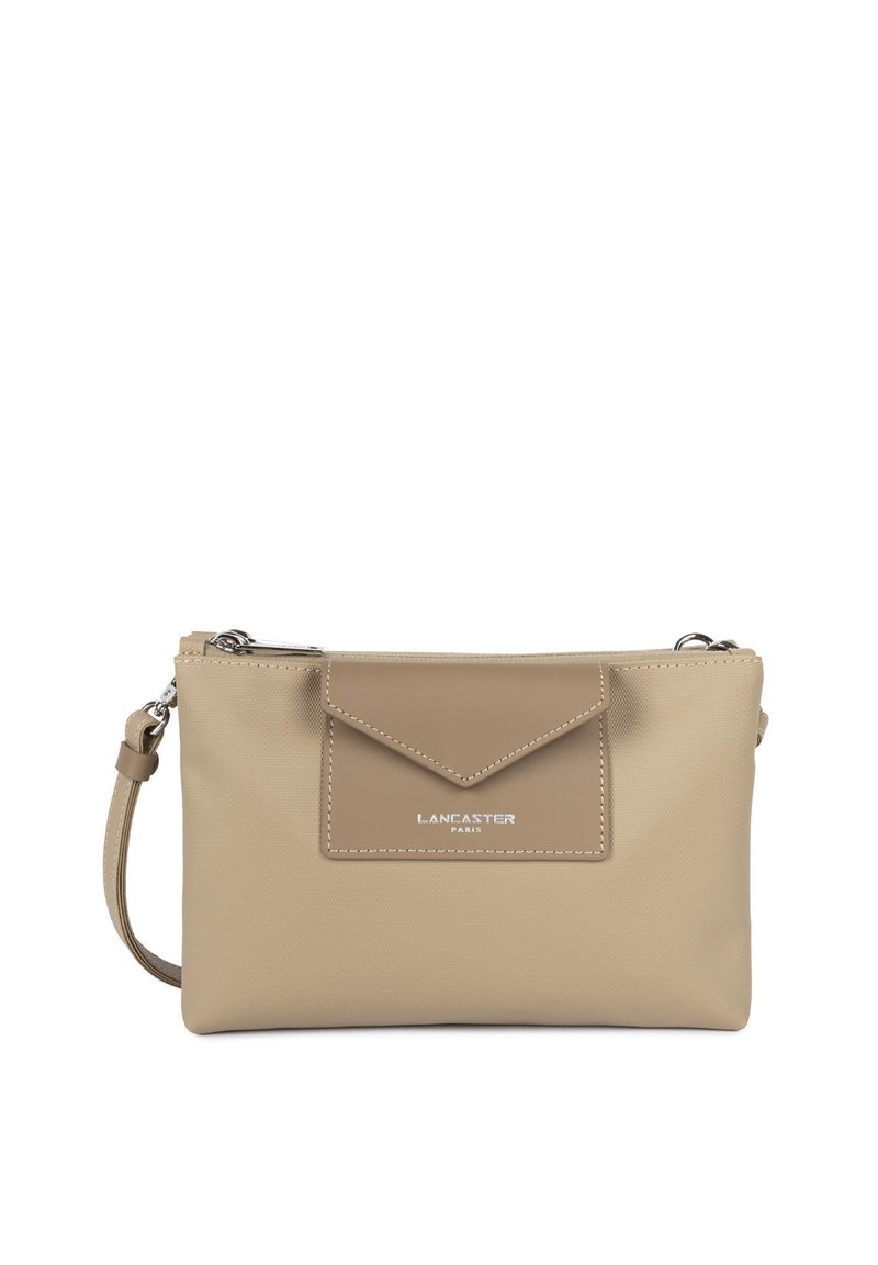 Borsa a tracolla sintetica beige con superficie testurizzata, tasca con patta, accessori in argento e tracolla regolabile. Presenta il logo del marchio impresso.