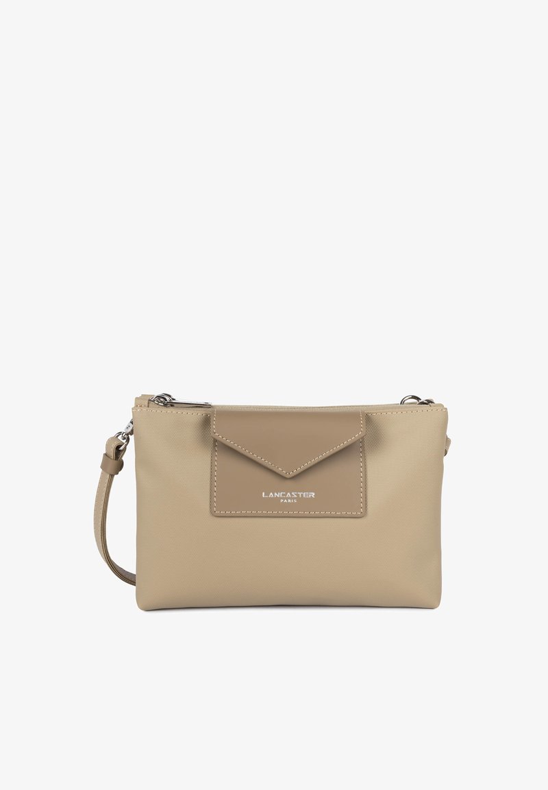 Borsa a tracolla sintetica beige con superficie testurizzata, tasca con patta, accessori in argento e tracolla regolabile. Presenta il logo del marchio impresso.