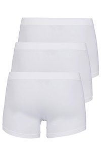 Vita bomullsshorts med en slät textur, med ett enkelt midjeband. Tre par staplade horisontellt, enhetliga i design och färg.