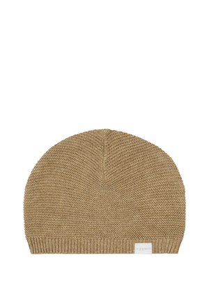 Strickmütze in hellbraun, mit einer strukturierten Oberfläche, abgerundetem oberen Teil und einem gerippten Band an der Basis, das mit einem kleinen Markenetikett versehen ist.