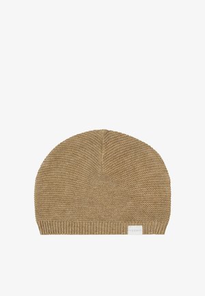 Bonnet en tricot de couleur brun clair, avec une surface texturée, un dessus arrondi et une bande côtelée à la base, ornée d'une petite étiquette de marque.