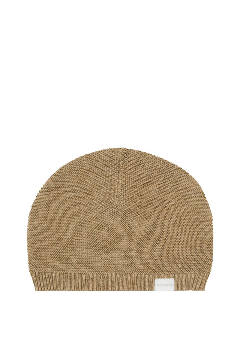 Stickad mössa i ljusbrun, med en texturerad yta, rundad topp och en ribbad kant i nederkanten med en liten varumärkesskylt.