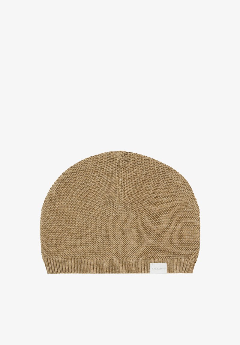 Wełniana czapka w jasnobrązowym kolorze, z teksturowaną powierzchnią, zaokrąglonym wierzchem i prążkowanym paskiem u podstawy z małą metką marki.