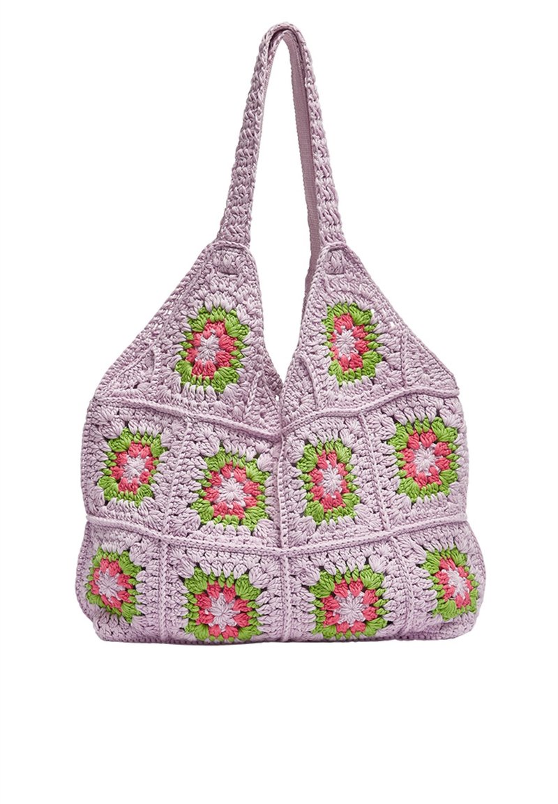 Sac cabas en crochet lavande avec motifs floraux carrés en rose, vert et blanc, avec deux longues bandoulières au crochet.