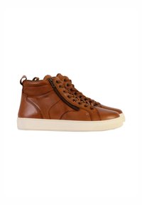 Sneakers alte in pelle marrone con suole in gomma bianca, dotate di lacci e di una cerniera laterale, che presentano una superficie liscia e un design minimalista.