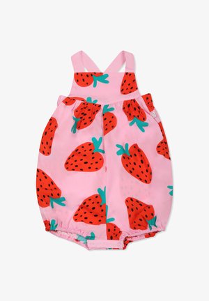 Roze jumpsuit met een aardbeienpatroon in rood en groen met zwarte zaadjes. Zachte stof, verstelbare schouderbanden en drukknoopsluiting.