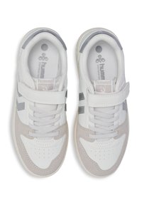 Weiße und graue Sportschuhe mit einem gepolsterten Kragen, Schnürsenkeln, Klettverschluss und einer Suede-Zehenkappe. Mit zwei grauen Streifen und perforierten Details.