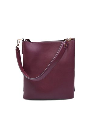 Sac fourre-tout en cuir bordeaux avec une texture lisse, design ouvert en haut, et une bandoulière amovible dotée de quincaillerie dorée.