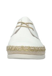 Chaussure en cuir blanc avec un bout rond, semelle intermédiaire en jute tissé beige et couture dorée en accent. Design à lacets avec œillets visibles.