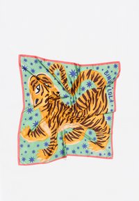 Écharpe en soie avec une illustration de tigre aux rayures orange et noires sur un fond turquoise orné de motifs d'étoiles, finie avec une bordure corail.