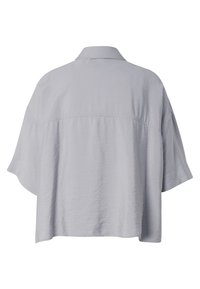 Chemise gris clair à manches courtes, coupe ample, coutures dos avec empiècement et col classique, vue de dos sur fond blanc.