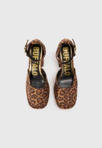 Sko med blokkhæl i leopardmønster med firkantet tå, brune og sorte farger, ankelstropp og gull-accentert logo på sålen.