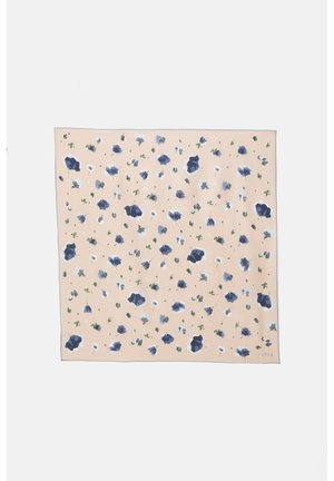 Foulard carré beige avec motif floral bleu marine et blanc dispersé et petites feuilles vertes, logo Furla dans le coin.