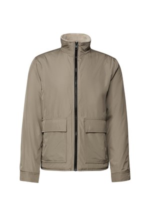 Lysbrun zip-up jakke med høj krave, to frontlommer med klap og lange ærmer, vist på hvid baggrund.