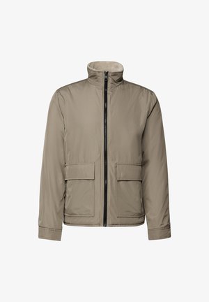 Jasnobrązowa kurtka zapinana na zamek z wysokim kołnierzem, dwoma przednimi kieszeniami z klapką i długimi rękawami, przedstawiona na białym tle.