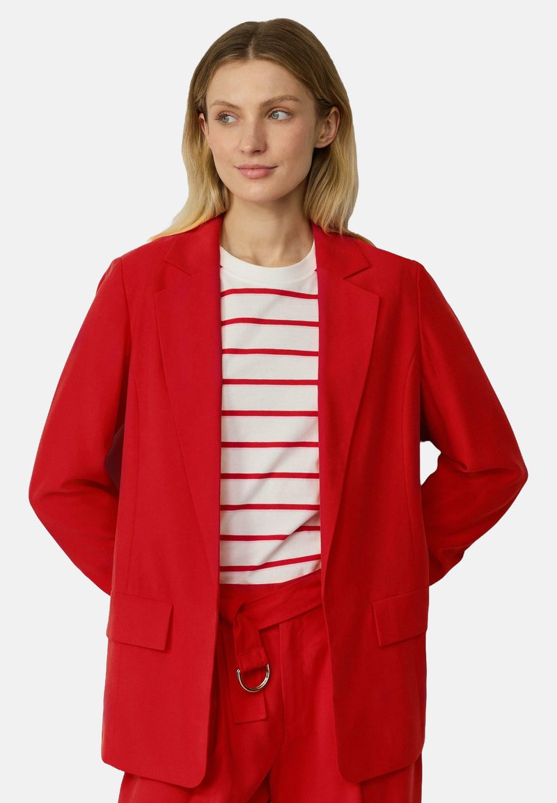 Rode blazer met een gestructureerd ontwerp, lange mouwen en twee voorzakken, gedragen over een wit en rood gestreept shirt. Gladde stoftextuur.