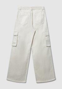 Białe, szerokie spodnie cargo z elastycznym pasem, dwoma bocznymi kieszeniami i dwoma tylnymi kieszeniami. Gładka, mocna bawełniana tkanina.