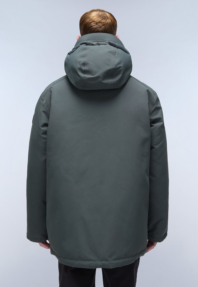 Veste extérieure épaisse verte avec une grande capuche et des poches latérales, offrant une texture douce et lisse ainsi qu'un design minimaliste.