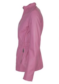 Rosa Lederjacke mit hohem Kragen, Reißverschlusstaschen, elastischem Bund und langen Ärmeln; glatte Textur und taillierte Passform.