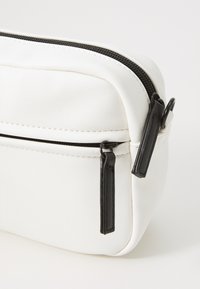 Pier One UNISEX - Skulderveske - white