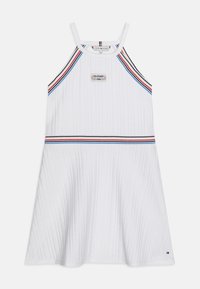 Biała, bezrękawnikowa sukienka o żebrowanej strukturze, z wielokolorowymi paskami wzdłuż dekoltu i talii oraz naszywką z logo z przodu.