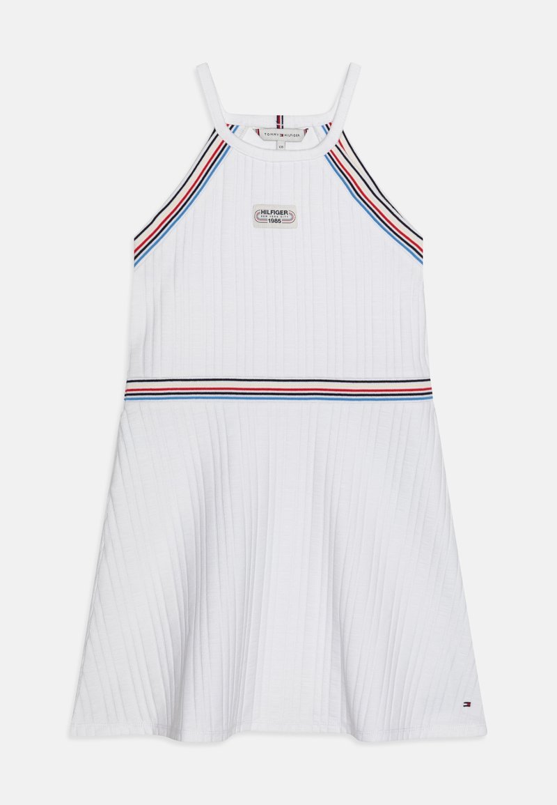 Biała, bezrękawnikowa sukienka o żebrowanej strukturze, z wielokolorowymi paskami wzdłuż dekoltu i talii oraz naszywką z logo z przodu.