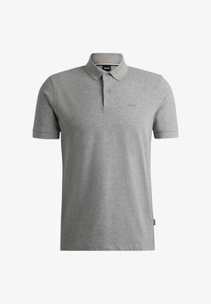 Harmaa polo-paita, joka on valmistettu sileästä puuvillasta ja jossa on klassinen kaulus, kolmen napin listat sekä pieni brodeerattu logo vasemmassa rinnassa.