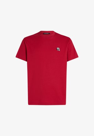 Tricou roșu din bumbac, cu guler rotund, mâneci scurte și un grafic mic cu o figură purtând ochelari de soare pe piept.