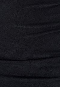 Schwarzer Denim-Stoff mit glatter Textur und subtiler Glanz. Besitzt einen leichten Stretch, mit diagonalen Webmustern und gerafften Details.