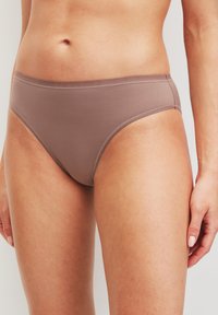 Braune Baumwoll-Hipster-Unterwäsche mit glatter Textur, breitem Bund und nahtlosen Kanten. Schlichtes Design, ohne Muster oder Verzierungen.