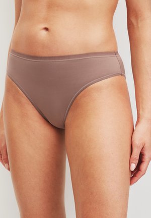 Bruine katoenen hipsteronderbroek met een gladde textuur, voorzien van een brede waistband en naadloze randen. Eenvoudig ontwerp, geen patronen of versieringen.
