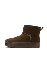 Kulnių aukščio tamsiai rudos zomšinės botas su storu guminio pado ir matomais siūlais šonuose bei viršutiniame krašte.