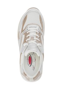 Witte en beige sneaker met meshstof en leren accenten, ronde neus, veters en een gevoerde binnenzool met een ontwerpprint.