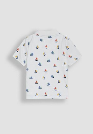 Witte polo shirt met een print van kleine zeilbootjes in verschillende kleuren, korte mouwen en een kraagontwerp, gemaakt van een soepele stof.