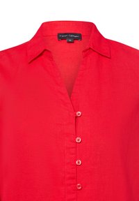 Rotes, kragenloses Hemd aus leichtem Stoff mit durchgehender Knopfleiste mit sechs Knöpfen und glatter Textur.