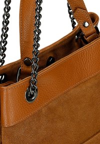 Bruine leren en suède handtas met kettingbanden, voorzien van een gestructureerde afwerking, zilveren hardware en een contrasterend glad paneel.