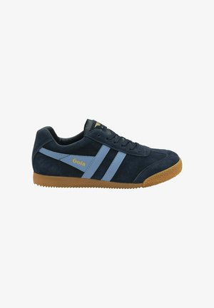 Sneaker in suede navy con strisce azzurre chiare, suola in gomma marrone e logo dorato. Presenta una punta arrotondata e un design con lacci.