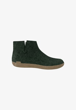Tummanvihreä huopabootsi, jossa on vaaleanbeige kumipohja, sivussa on leikkaus ja kantapäässä pieni kangastunnus.