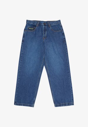 Blauwe denim wijde pijpen jeans met knoop- en ritssluiting aan de voorkant, vijf zakken en een klein rechthoekig merkembleem op de rechter voorzak.