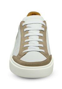 Basket blanche et beige avec une tige en maille, des accents en daim, un bout rond, des lacets plats et une épaisse semelle en caoutchouc blanc.