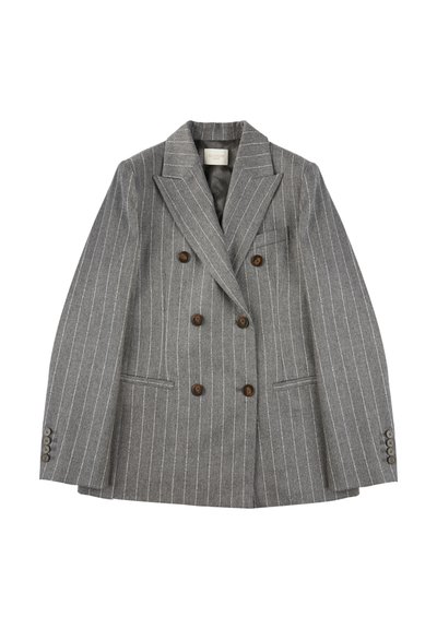 Blazer grigio doppiopetto con righe bianche, realizzato in tessuto texturizzato. Presenta bottoni marroni, due tasche frontali e rever a punta.
