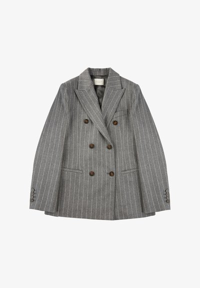 Blazer grigio doppiopetto con righe bianche, realizzato in tessuto texturizzato. Presenta bottoni marroni, due tasche frontali e rever a punta.